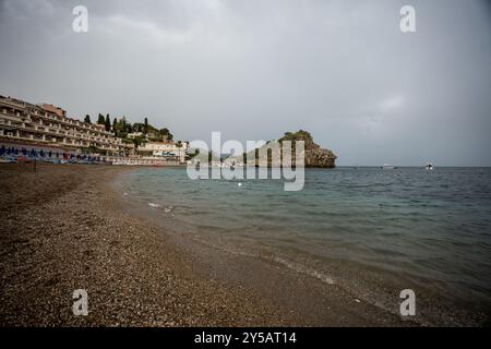 Taormina, Italien - 19. Juni 2024: Panoramablick auf den Strand von Taormina. Bewölkter Himmel. Stockfoto