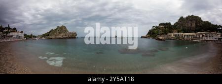Taormina, Italien - 19. Juni 2024: Panoramablick auf den Strand von Taormina. Bewölkter Himmel. Stockfoto
