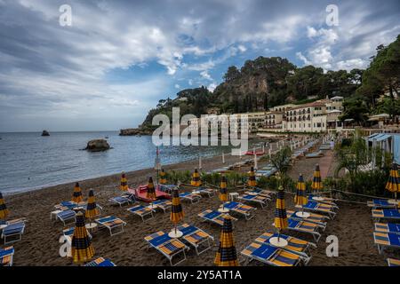 Taormina, Italien - 19. Juni 2024: Panoramablick auf den Strand von Taormina. Bewölkter Himmel. Stockfoto