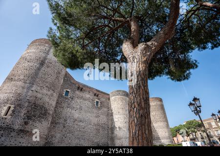 Catania, Italien - 20. Mai 2024: Schloss Ursino. Ansicht von unten nach oben. Stockfoto