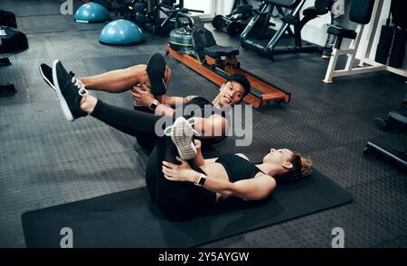 Personal Trainer, Frau und Stretching im Fitnessstudio für Fitness, Beratung und Aufwärmen für Bewegung. Mann, Kunde und Coaching im Wellness-Club für Physik Stockfoto
