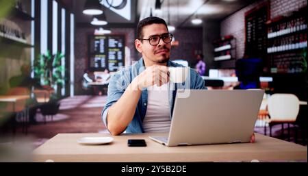 Geschäftsmann Genießt Kaffeegetränk Im Luxuscafé Mit Laptop Und Lächelndem Lächeln Stockfoto