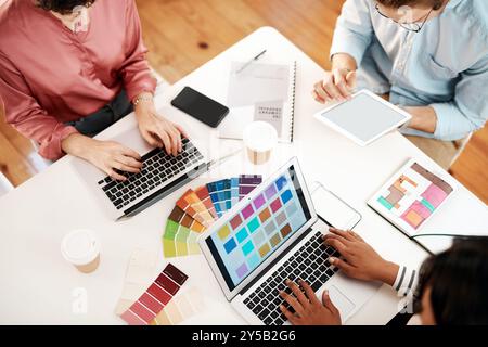 Kreativ, Designer und Meeting mit Farbmustern oben für Web, Innenarchitektur oder Projekte im Büro. Draufsicht, Mitarbeiter oder Teamplanung mit Stockfoto