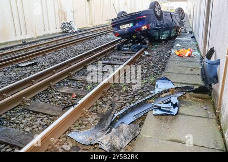 Verkehrsunfall in Stuttgart-Feuerbach: Fahrzeug der Deutschen Bahn überschlägt sich unterhalb der Auerbachbrücke und landet auf den Gleisen 03.08.2024: Heute Morgen ereignete sich auf der Heilbronner Straße unterhalb der Auerbachbrücke in Stuttgart-Feuerbach ein schwerer Verkehrsunfall. Ein Fahrzeug der Deutschen Bahn, ein Notfallmanager für den Güterverkehr, ist von der Fahrbahn abgekommen, hat das Geländer durchbrochen und landete in Dachlage auf den Gleisanlagen. Das Fahrzeug war mit zwei Personen besetzt, die beide schwer verletzt wurden und von der Feuerwehr gerettet werden müssen. Matrize U Stockfoto