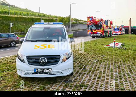 Verkehrsunfall in Stuttgart-Feuerbach: Fahrzeug der Deutschen Bahn überschlägt sich unterhalb der Auerbachbrücke und landet auf den Gleisen 03.08.2024: Heute Morgen ereignete sich auf der Heilbronner Straße unterhalb der Auerbachbrücke in Stuttgart-Feuerbach ein schwerer Verkehrsunfall. Ein Fahrzeug der Deutschen Bahn, ein Notfallmanager für den Güterverkehr, ist von der Fahrbahn abgekommen, hat das Geländer durchbrochen und landete in Dachlage auf den Gleisanlagen. Das Fahrzeug war mit zwei Personen besetzt, die beide schwer verletzt wurden und von der Feuerwehr gerettet werden müssen. Matrize U Stockfoto