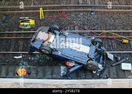 Verkehrsunfall in Stuttgart-Feuerbach: Fahrzeug der Deutschen Bahn überschlägt sich unterhalb der Auerbachbrücke und landet auf den Gleisen 03.08.2024: Heute Morgen ereignete sich auf der Heilbronner Straße unterhalb der Auerbachbrücke in Stuttgart-Feuerbach ein schwerer Verkehrsunfall. Ein Fahrzeug der Deutschen Bahn, ein Notfallmanager für den Güterverkehr, ist von der Fahrbahn abgekommen, hat das Geländer durchbrochen und landete in Dachlage auf den Gleisanlagen. Das Fahrzeug war mit zwei Personen besetzt, die beide schwer verletzt wurden und von der Feuerwehr gerettet werden müssen. Matrize U Stockfoto