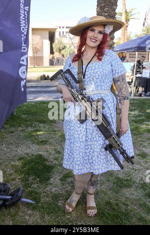 Lauren Snyder von Women for Gun Rights posiert für ein Foto bei Arizonas 11th Annual Celebration & Protect the 2nd Amendment/Right to Keep & Bear Arms Rally and Celebration in Phoenix, Arizona. Die USA stehen mit mehr als 2023 Massenerschießen als Tagen in einer Woche mit der 28. Höchsten Todesrate bei Waffengewalt weltweit. Waffen, die aufgrund des Zweiten Zusatzartikels in der amerikanischen Gesellschaft zentral sind, symbolisieren persönliche Identität und tragen zur politischen Polarisierung bei. USA. Stockfoto