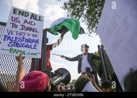 Pro-palästinensische Demonstranten vom ersten Nationalmarsch auf der DNC brachen am ersten Tag der Demokratischen Nationalversammlung in Chicago, Illinois, USA durch den Sicherheitszaun rund um das United Center. Stockfoto