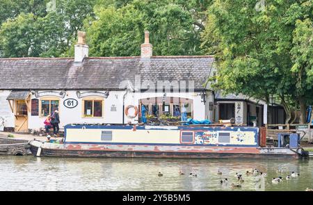 61, ein Pub und Café am Schleppweg neben der niedrigsten Schleuse am Grand Union Kanal in Foxton, England. Stockfoto