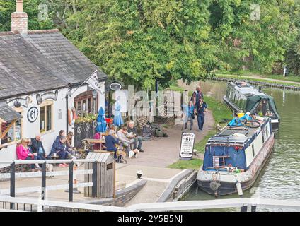 61, ein Pub und Café am Schleppweg neben der niedrigsten Schleuse am Grand Union Kanal in Foxton, England. Stockfoto