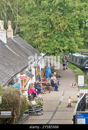 61, ein Pub und Café am Schleppweg neben der niedrigsten Schleuse am Grand Union Kanal in Foxton, England. Stockfoto