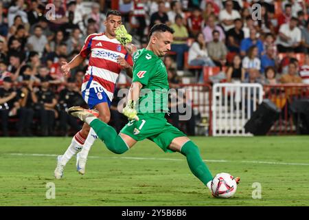 Granada, Spanien. September 2024. Antonio Herrero von Málaga CF während des Liga-Spiels zwischen Granada CF und Málaga CF im Nuevo Los Cármenes Stadion am 20. September 2024 in Granada, Spanien. (Foto: José M Baldomero/Pacific Press) Credit: Pacific Press Media Production Corp./Alamy Live News Stockfoto