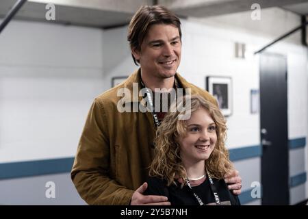 JOSH HARTNETT und ARIEL DONOGHUE in TRAP (2024), Regie: M. NIGHT SHYAMALAN. Quelle: Blinding Edge Bilder/Album Stockfoto