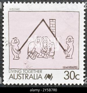 Gestempelte Briefmarke, gedruckt von Australien, die Wohlfahrt, Förderung des Zusammenlebens zeigt, um 1988. Stockfoto