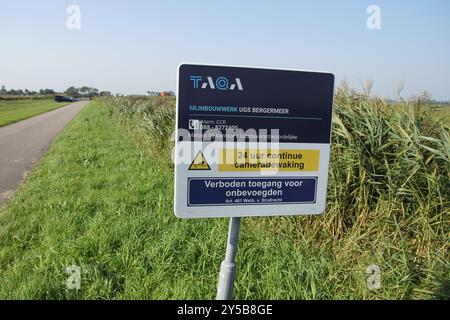 Niederländisches Schild: Verboden toegang Art. 461. Wetb. v. strafrecht (Übersetzung: Kein Zugang zu Artikel 461. Strafgesetzbuch). Taqa Mijnbouwwerk Ugs Bergermeer Stockfoto