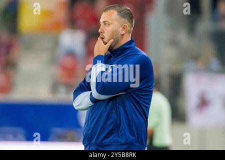 Halle, Deutschland. September 2024. Halle, Deutschland 20. September 2024: Regionalliga Nord/Ost - 2024/2025 - Hallescher FC gegen Hertha BSC II im Bild: Trainer Rejhan Hasanovic (Berlin) nachdenklich auf dem Spielfeld. Quelle: dpa/Alamy Live News Stockfoto