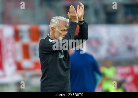 Halle, Deutschland. September 2024. Halle, Deutschland 20. September 2024: Regionalliga Nord/Ost - 2024/2025 - Hallescher FC gegen Hertha BSC II im Bild: Trainer Mark Zimmermann (Halle) applaudiert am Spielfeld. Quelle: dpa/Alamy Live News Stockfoto