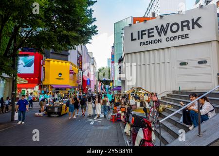 Seoul, Korea - 25. August 2024 - Straßenfotografie von Geschäften und Menschen in der Gegend von Myeong-dong Stockfoto