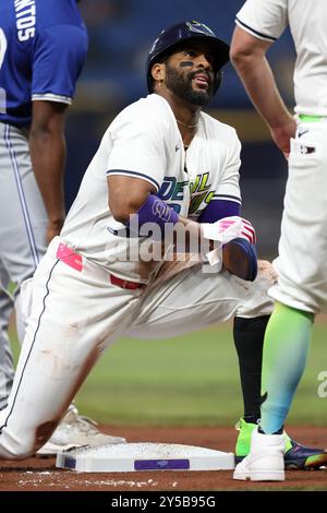 St. Petersburg, FL: Tampa Bay Rays erste Basis Yandy Díaz (2) kniet und spricht mit dem dritten Base Trainer Brady Williams, während es eine Auszeit gibt Stockfoto