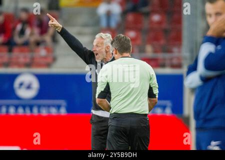 Halle, Deutschland. September 2024. Halle, Deutschland 20. September 2024: Regionalliga Nord/Ost - 2024/2025 - Hallescher FC gegen Hertha BSC II im Bild: v.li. Trainer Mark Zimmermann (Halle) gestikuliert auf dem Spielfeld. Quelle: dpa/Alamy Live News Stockfoto