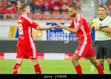 Halle, Deutschland. September 2024. Halle, Deutschland 20. September 2024: Regionalliga Nord/Ost - 2024/2025 - Hallescher FC gegen Hertha BSC II im Bild: v.li. Fabrice Hartmann (Halle) und Cyrill Akono (Halle) Credit: dpa/Alamy Live News Stockfoto