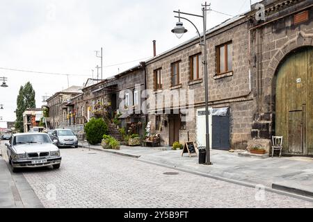 Gyumri, Armenien - 19. Juli 2024: Blick auf die Straße in der Altstadt von Gyumri an bewölktem Sommertag Stockfoto