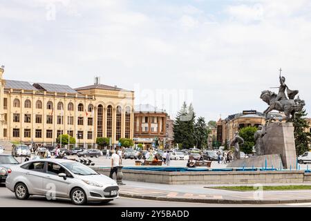 Gyumri, Armenien - 19. Juli 2024: Vardanants Platz mit Gedenkstätte für die Schlacht von Avarayr und Gyumri Rathaus an bewölkten Sommertagen Stockfoto