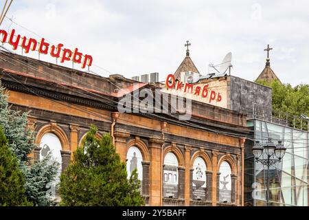 Gyumri, Armenien - 19. Juli 2024: Fassade der Oktoberkino-Halle in Gyumri an bewölktem Sommertag Stockfoto