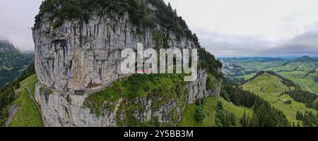 Ebenalp, Schweiz – 13. Juli 2024: Drohnenblick in den Wildkirchli-Höhlen auf der Ebenalp in den Schweizer alpen Stockfoto