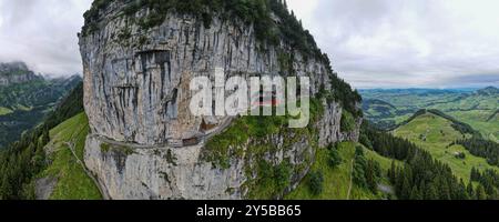 Ebenalp, Schweiz – 13. Juli 2024: Drohnenblick in den Wildkirchli-Höhlen auf der Ebenalp in den Schweizer alpen Stockfoto