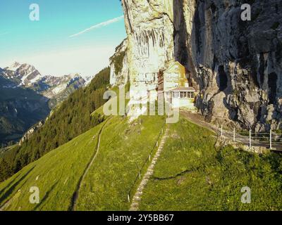 Ebenalp, Schweiz – 13. Juli 2024: Blick auf das berühmte Berggasthaus Aescher auf der Ebenalp in den Schweizer alpen Stockfoto