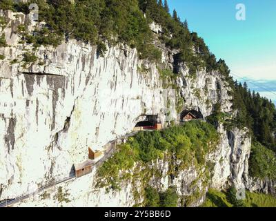 Ebenalp, Schweiz – 13. Juli 2024: Drohnenblick in den Wildkirchli-Höhlen auf der Ebenalp in den Schweizer alpen Stockfoto