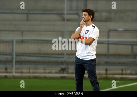 Freiburg, Deutschland. September 2024. Freiburg, Deutschland 20. September 2024: Regionalliga Südwest – 2024/2025 – SC Freiburg II vs. Bahlinger SC im Bild: Trainer Dennis Bührer (Bahlinger SC) nachdenklich auf dem Spielfeld. Quelle: dpa/Alamy Live News Stockfoto