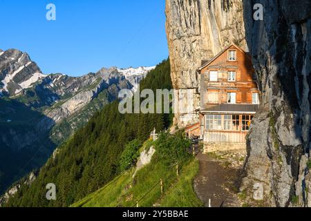 Ebenalp, Schweiz – 13. Juli 2024: Blick auf das berühmte Berggasthaus Aescher auf der Ebenalp in den Schweizer alpen Stockfoto