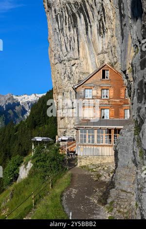 Ebenalp, Schweiz – 13. Juli 2024: Blick auf das berühmte Berggasthaus Aescher auf der Ebenalp in den Schweizer alpen Stockfoto