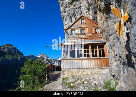 Ebenalp, Schweiz – 13. Juli 2024: Blick auf das berühmte Berggasthaus Aescher auf der Ebenalp in den Schweizer alpen Stockfoto