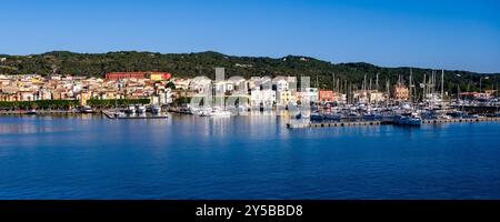 Panoramablick auf die Häuser und den Hafen der kleinen Stadt Carloforte auf der Insel Isola di San Pietro. Stockfoto