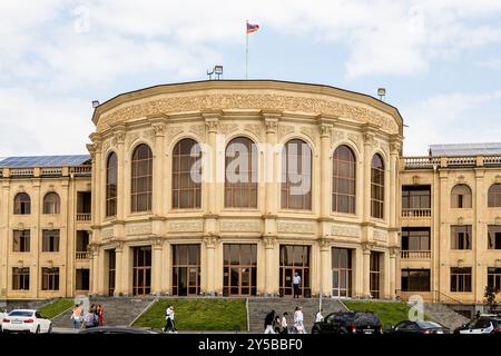 Gyumri, Armenien - 19. Juli 2024: Fassade des Rathauses von Gyumri in Gyumri an bewölktem Sommertag Stockfoto