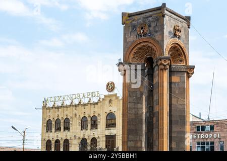 Gyumri, Armenien - 19. Juli 2024: Denkmal zum 60. Jahrestag von Leninakan und Hotel Alexandrapol im Hintergrund in Gyumri Stadt auf bewölktem sonnigen Sum Stockfoto