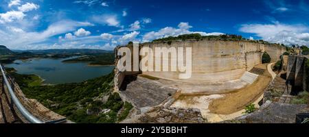 Panoramablick auf den Steinbruch in Monteleone Rocca Doria, ein kleines Dorf auf einem Felsen, den See Lago dell'Alto Terno in der Ferne. Stockfoto