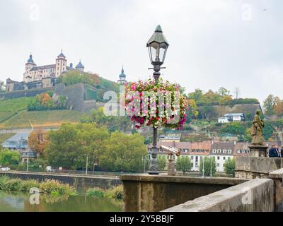 Würzburg, Deutschland - 19. Oktober 2023: Blick von der alten Mainbrücke in Richtung Festung Stockfoto