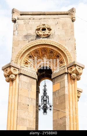 Gyumri, Armenien - 19. Juli 2024: Denkmal zum 60. Jahrestag von Leninakan in Gyumri an bewölktem sonnigen Sommertag Stockfoto