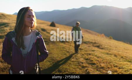 Glückliche Paare wandern in den karpaten, genießen die atemberaubende Aussicht und die frische Luft. Lächeln, die Natur erkunden und gemeinsam einen gesunden Lebensstil genießen Stockfoto