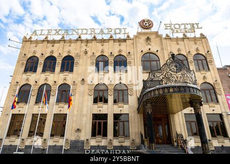 Gyumri, Armenien - 19. Juli 2024: Vorderansicht des Hotel Alexandrapol in Gyumri an bewölktem, sonnigem Sommertag Stockfoto