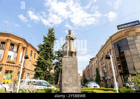 Gyumri, Armenien - 19. Juli 2024: Denkmal für Stepan Shaumyan in Gyumri an sonnigen Sommertagen Stockfoto