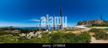 Panoramablick auf die Fernmeldestation auf dem Gipfel des Monte Limbara. Stockfoto
