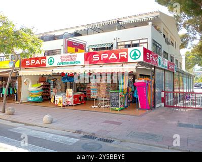 Palmanova, Spanien; 10. august 2024: Fassade eines Souvenirshops im mallorquinischen Ferienort Palmanova an einem sonnigen Sommertag Stockfoto