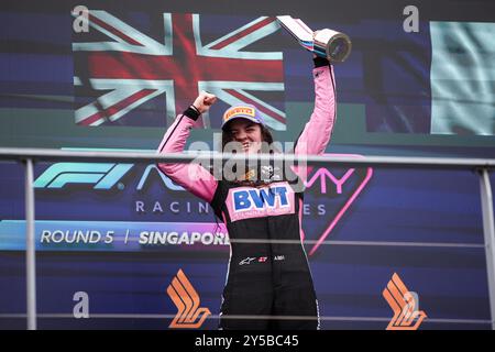 Sinapore, Singapur. September 2024. Abbi (grr), Rodin Motorsport unterstützt von Alpine, Tatuus F4-T-421, Porträt-Podium während der 5. Runde der F1 Academy 2024 vom 20. Bis 22. September 2024 auf dem Marina Bay Circuit in Singapur, Singapur - Foto Xavi Bonilla/DPPI Credit: DPPI Media/Alamy Live News Stockfoto