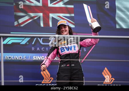 Sinapore, Singapur. September 2024. Abbi (grr), Rodin Motorsport unterstützt von Alpine, Tatuus F4-T-421, Porträt-Podium während der 5. Runde der F1 Academy 2024 vom 20. Bis 22. September 2024 auf dem Marina Bay Circuit in Singapur, Singapur - Foto Xavi Bonilla/DPPI Credit: DPPI Media/Alamy Live News Stockfoto