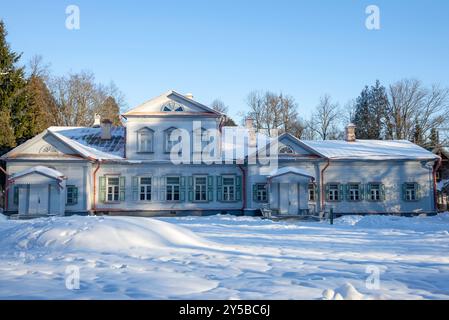 ABRAMTSEVO, RUSSLAND - 5. JANUAR 2024: Das alte Holzhaus des Industriellen Mamontow. Herrenhaus Abramtsevo, Region Moskau, Russland Stockfoto